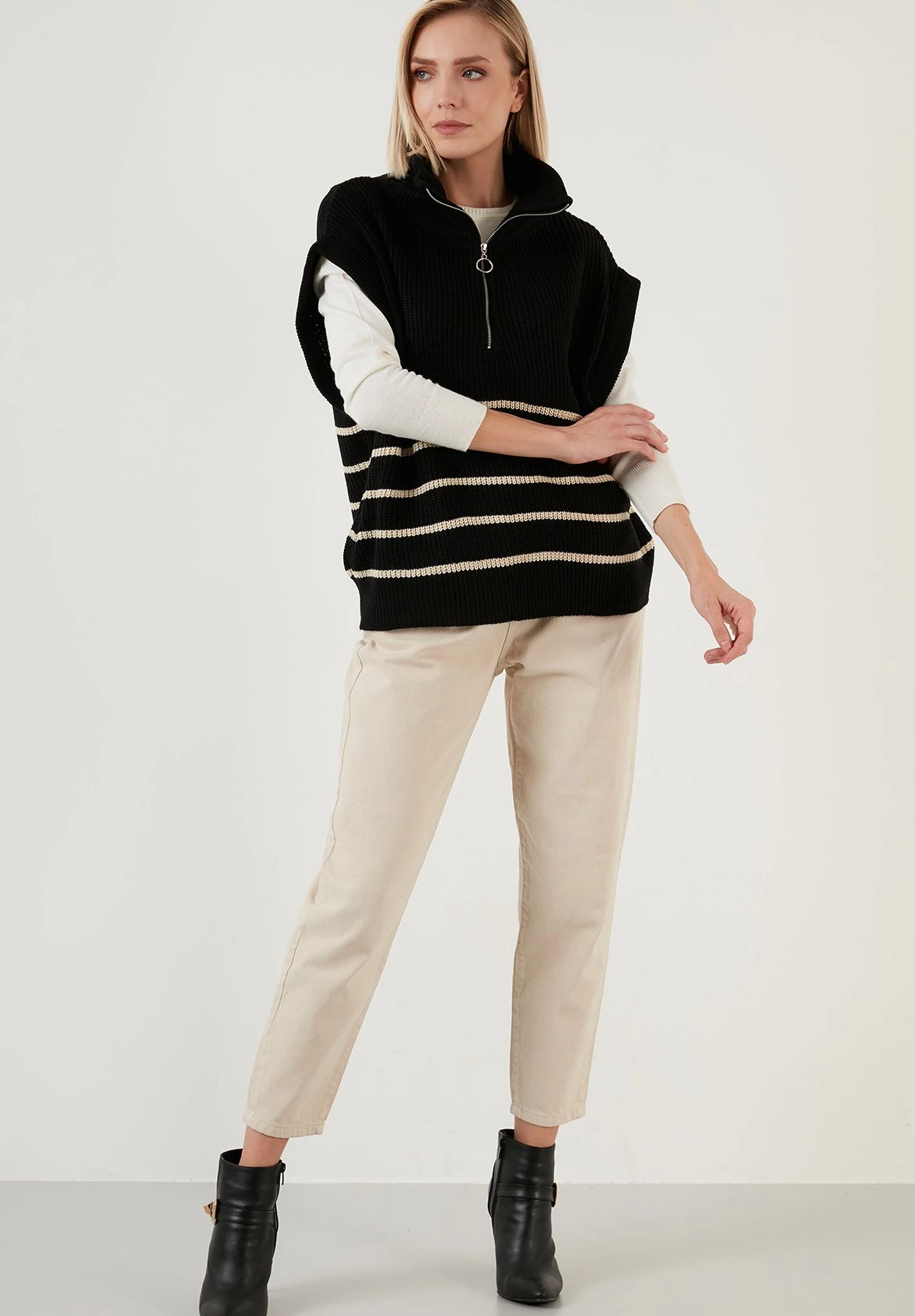 LELA Regular FitT-Shirt Con StampaBlack Donna T-shirt E Top L6S21D02C-Q11 2 LELA Regular FitT-Shirt Con StampaBlack Donna T-shirt E Top L6S21D02C-Q11 - immagine 2