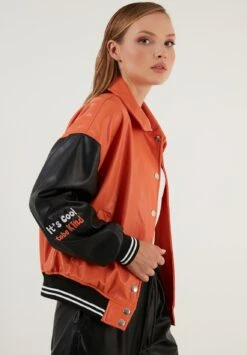 LELA Loose FitGiacca In SimilpelleOrange Donna Giacche E Blazer L6S21U01C-H11 12 LELA Loose FitGiacca In SimilpelleOrange Donna Giacche E Blazer L6S21U01C-H11 -Lela 535495a96fb341febd078295091cc4d1