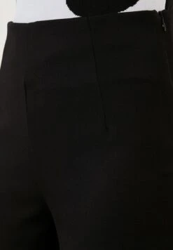 LELA PantaloniBlack Donna Pantaloni L6S21A01B-Q11 -Lela 6d09a88a32354b81904a196e013825a8