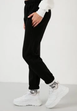 LELA Regular Fit - Pantaloni Sportivi - Black 7 LELA Regular Fit - Pantaloni Sportivi - Black -Lela 7097cec6b0bd4b28ae7ce03c4e2446a4