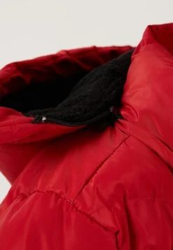 LELA Cappotto InvernaleRed Bambini Abbigliamento Outwear L6S24L00O-G11 13 LELA Cappotto InvernaleRed Bambini Abbigliamento Outwear L6S24L00O-G11 -Lela 817f3a9cad304f6a8282f29f6f97fbc2