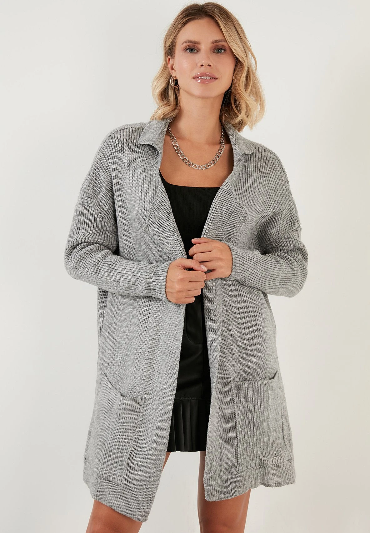 LELA Regular Fit - Cardigan - Grey 1 LELA Regular Fit - Cardigan - Grey