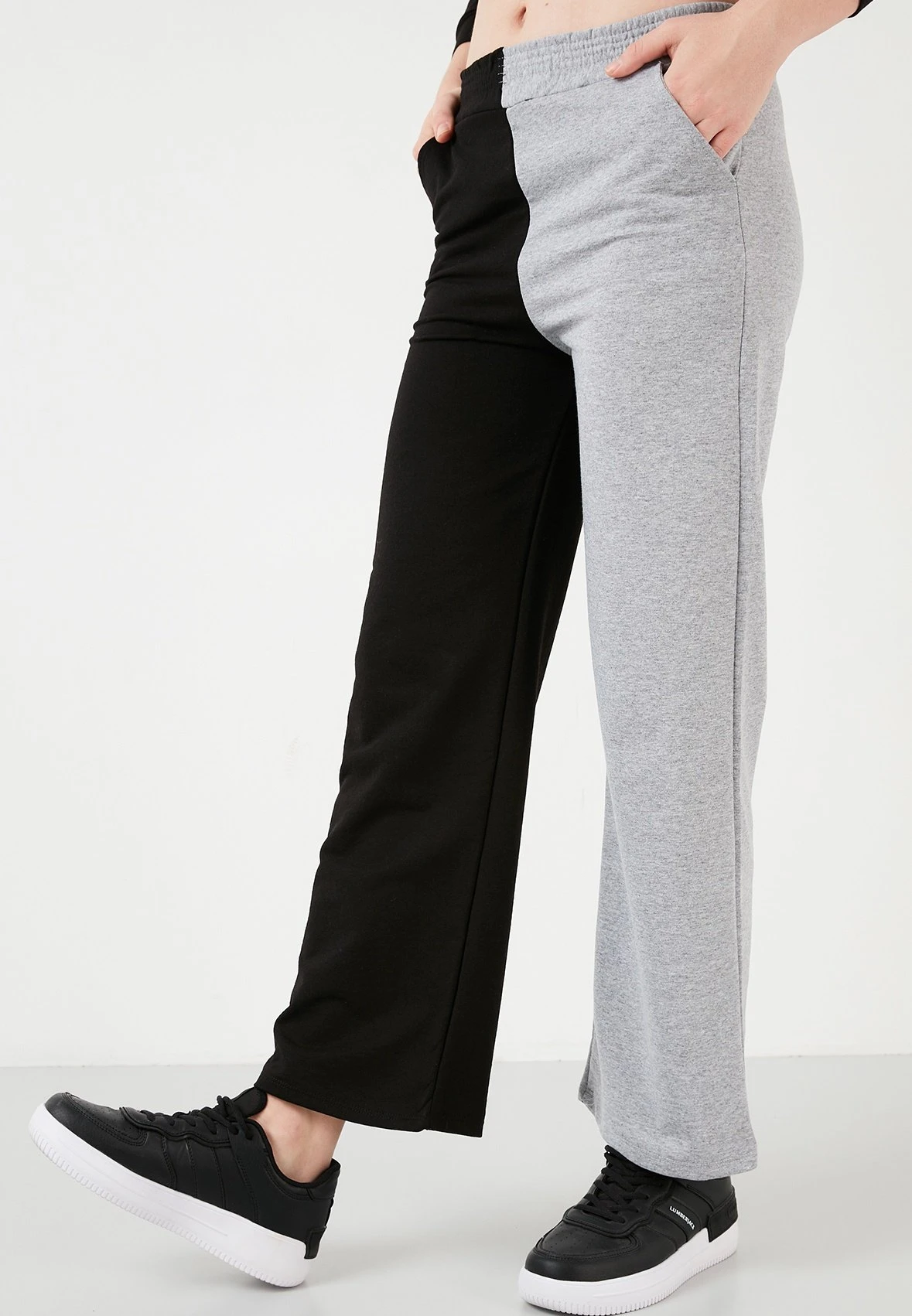 LELA Regular Fit - Pantaloni Sportivi - Black-Grey 4 LELA Regular Fit - Pantaloni Sportivi - Black-Grey - immagine 4