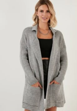 LELA Regular Fit - Cardigan - Grey 10 LELA Regular Fit - Cardigan - Grey -Lela a8ef926c79e94cfead5de432af3dbab1