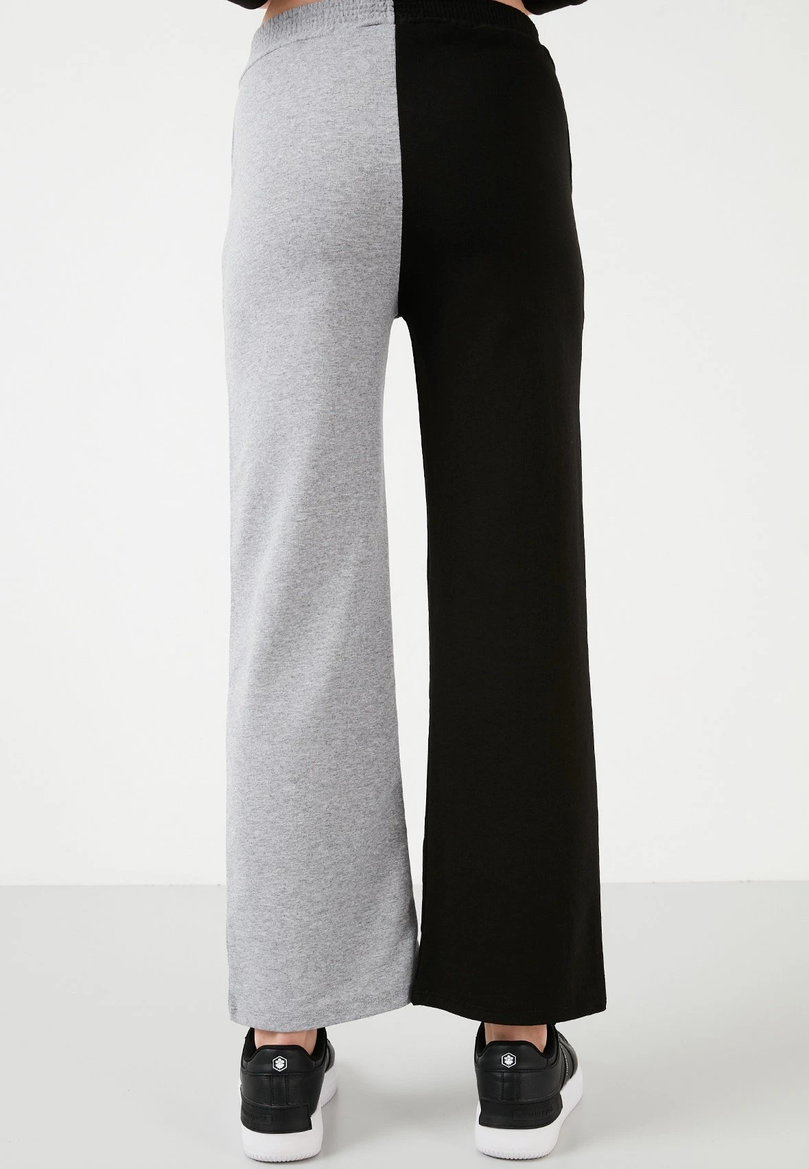 LELA Regular Fit - Pantaloni Sportivi - Black-Grey 3 LELA Regular Fit - Pantaloni Sportivi - Black-Grey - immagine 3