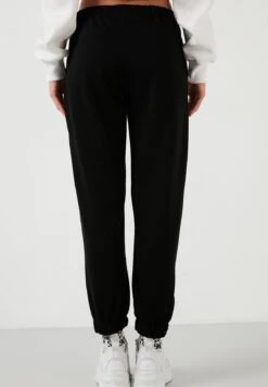 LELA Regular Fit - Pantaloni Sportivi - Black 6 LELA Regular Fit - Pantaloni Sportivi - Black -Lela bc8c103aabf94c408e4a8f5975831cc1