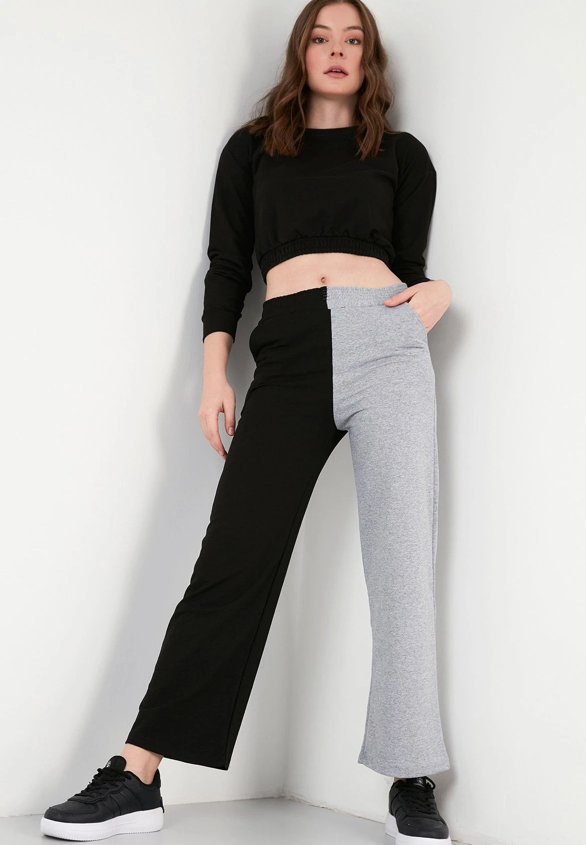 LELA Regular Fit - Pantaloni Sportivi - Black-Grey 2 LELA Regular Fit - Pantaloni Sportivi - Black-Grey - immagine 2