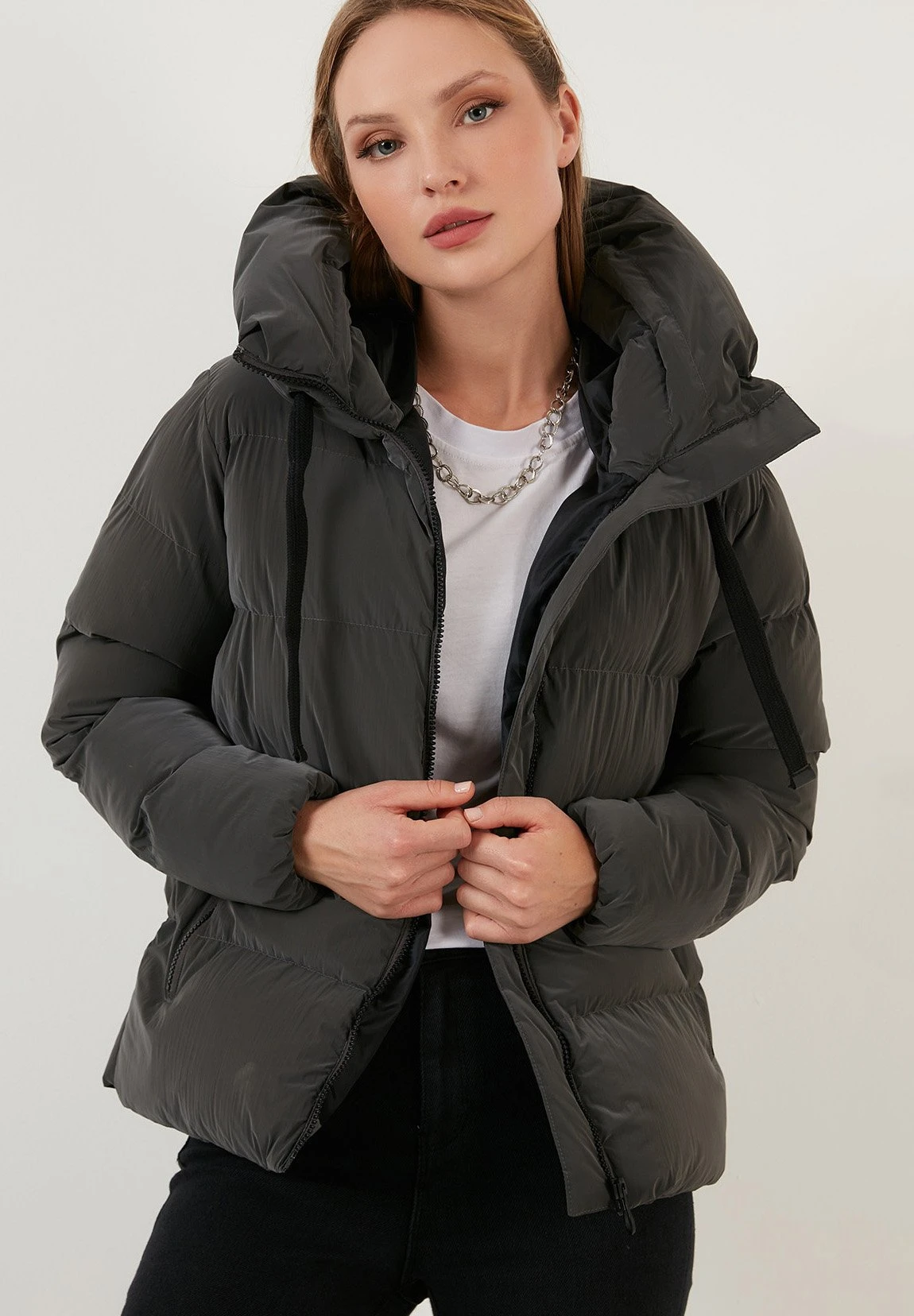 Lela Hooded Puffer FlameGiacca InvernaleGrey Donna Giacche E Blazer L6S21U00R-C11 3 Lela Hooded Puffer FlameGiacca InvernaleGrey Donna Giacche E Blazer L6S21U00R-C11 - immagine 3