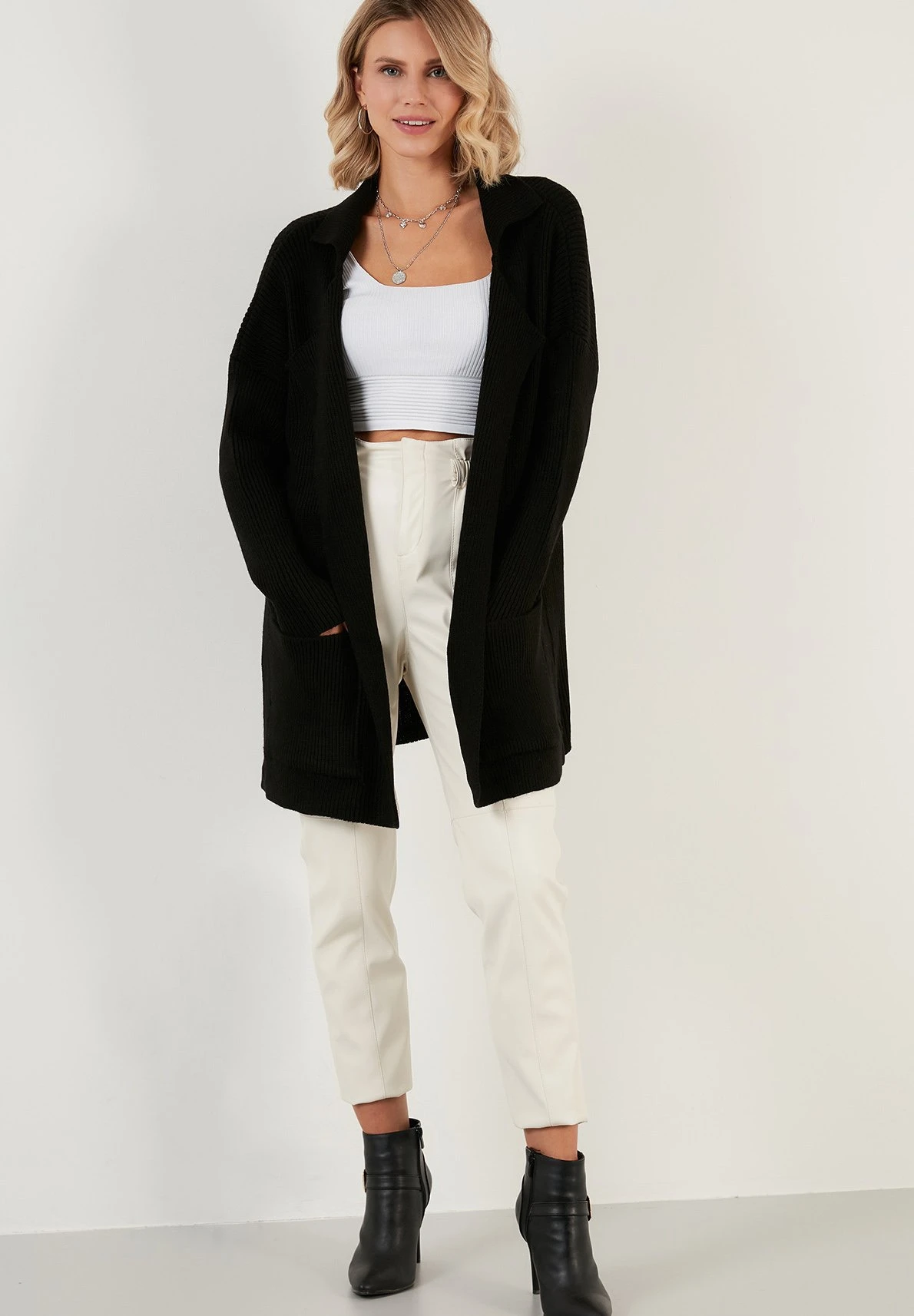 LELA Regular Fit - Cardigan - Black 2 LELA Regular Fit - Cardigan - Black - immagine 2